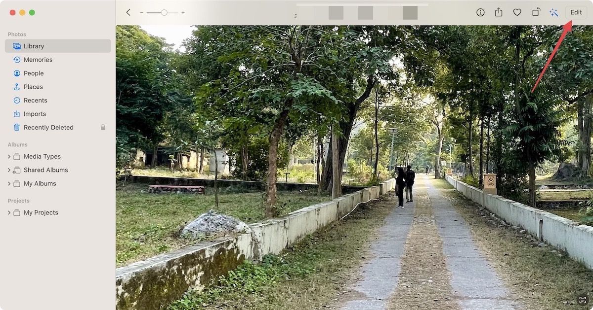 Нажатие кнопки редактирования в приложении для фотографий