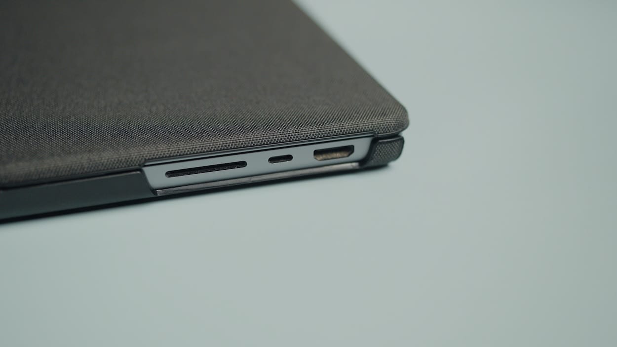 Spigen case Port cut-out